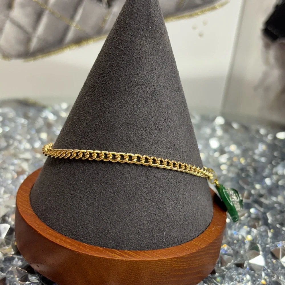 CHANEL charm pendent on unbranded bracelet - Picture 4 of 7